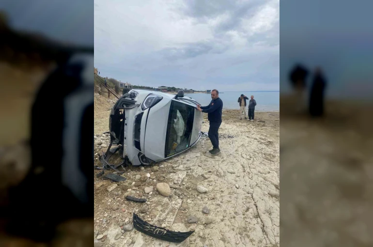 Keşan’da kontrolden çıkan otomobil şarampolden kumsala düştü 