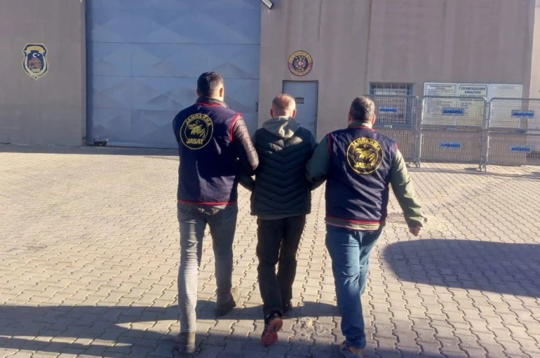 Kesinleşmiş 12 yıl cezayla aranan uyuşturucu tacirini jandarma yakaladı