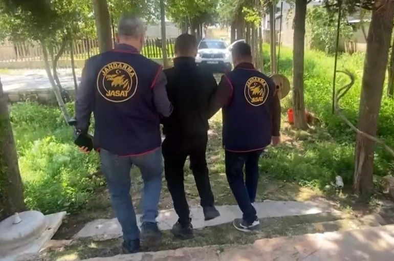 Kesinleşmiş 40 yıl cezayla aranan şahıs saklandığı bağ evinde yakalandı