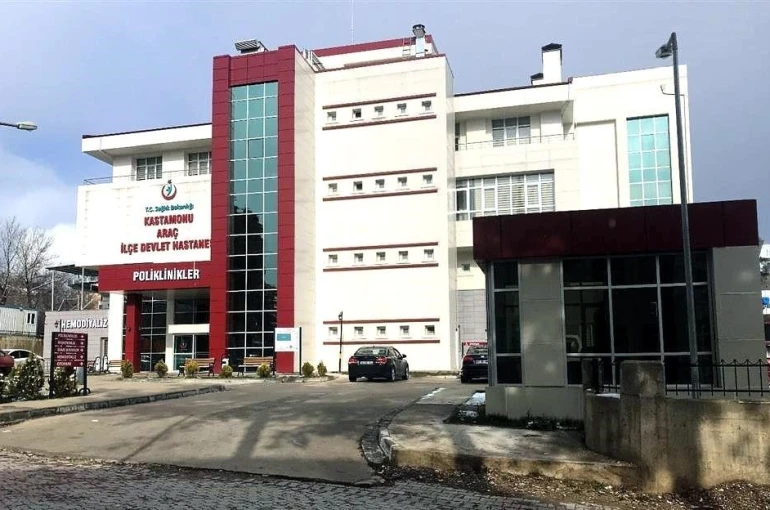 Kestiği ağacın altında kalan işçi hayatını kaybetti