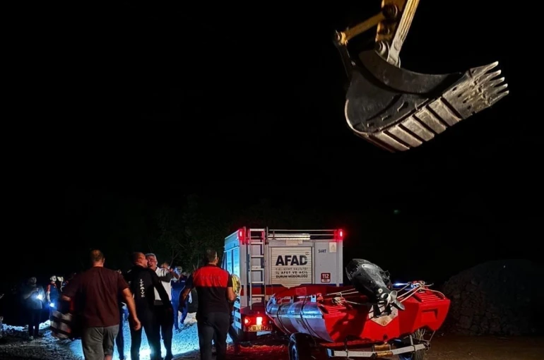 Kezer Çayı’nda mahsur kalan genç, kepçeyle kurtarıldı