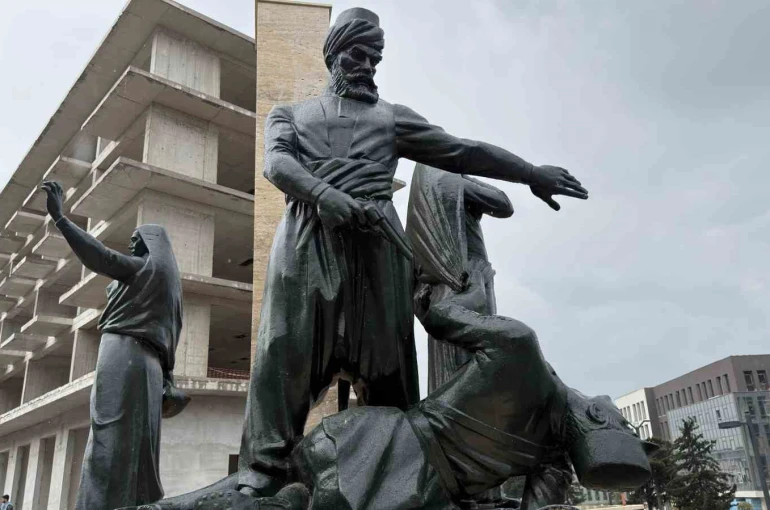 Kıbrıs Meydanı’ndaki anıt yeniden ait olduğu yerde