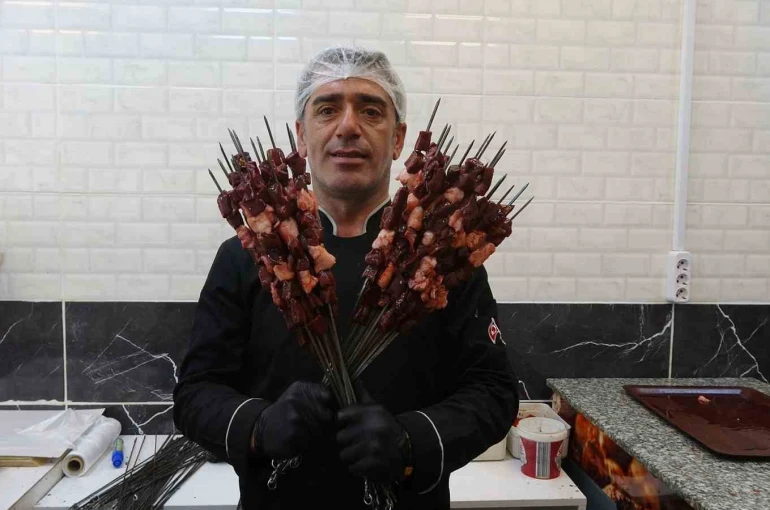 Kilis’te "Dumanı Gör Gel" sloganıyla tanınan ciğerci ustası lezzetin sırrını anlattı