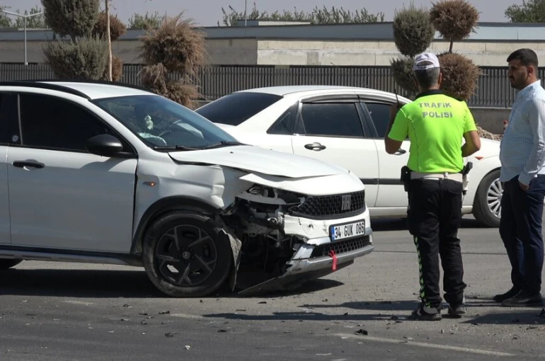 Kilis’te iki otomobil çarpıştı: 1 yaralı
