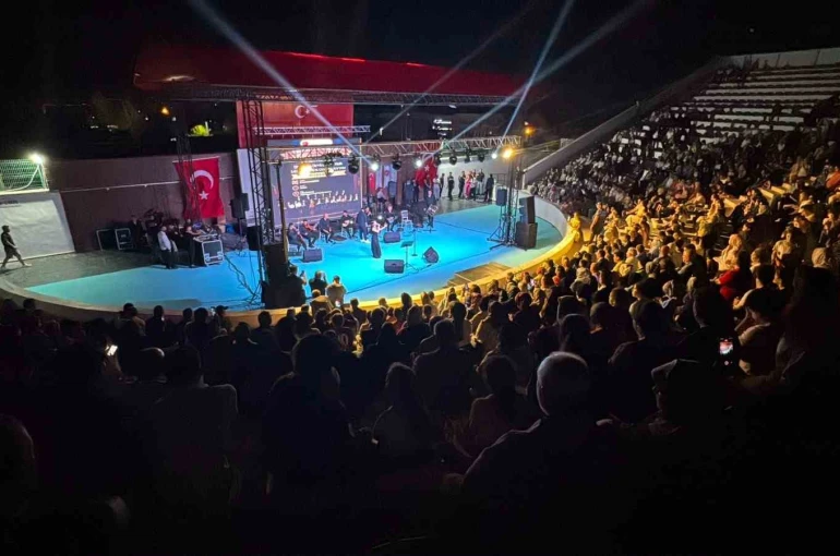 Kilis’te Millet Bahçesi’nde açık hava konserine yoğun ilgi