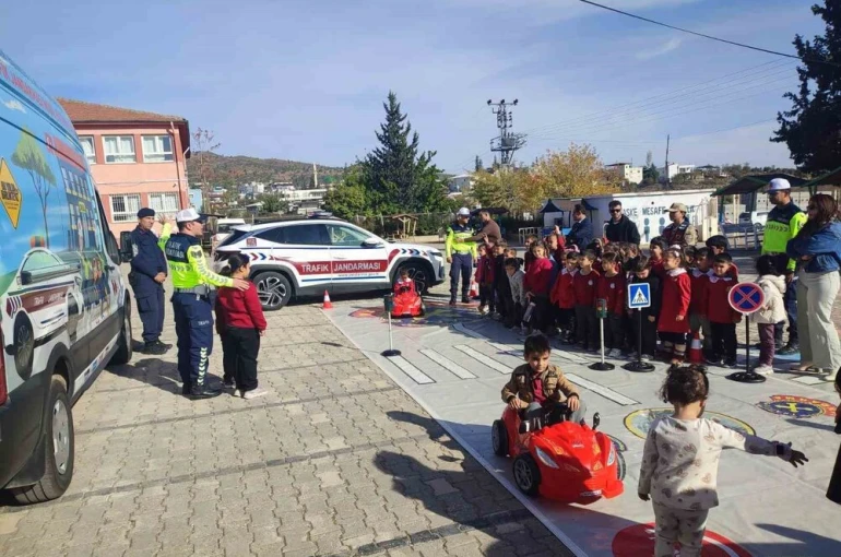 Kilis’te öğrencilere ‘Mobil Trafik Aracı’ ile trafik eğitimi verildi