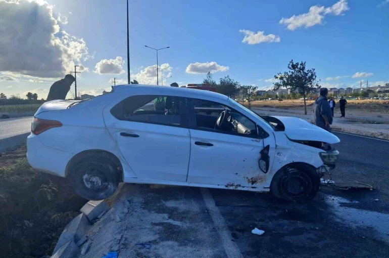 Kilis’te otomobil refüje çarptı: 2 ağır yaralı