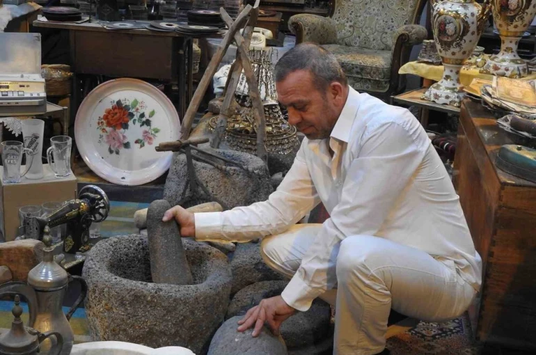 Kilis’teki antikacı, sergilediği eşyalarla geçmişe ışık tutuyor
