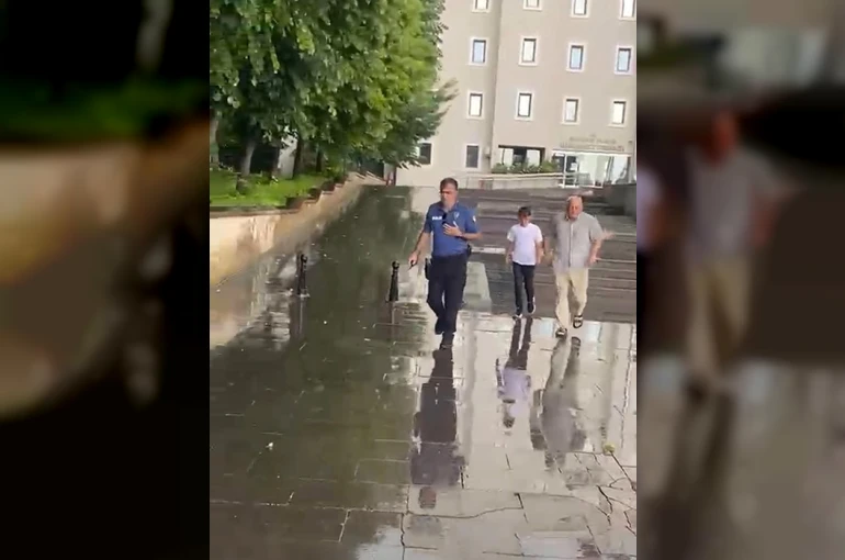 Kimliğini kaybeden öğrenciyi polis sınava yetiştirdi