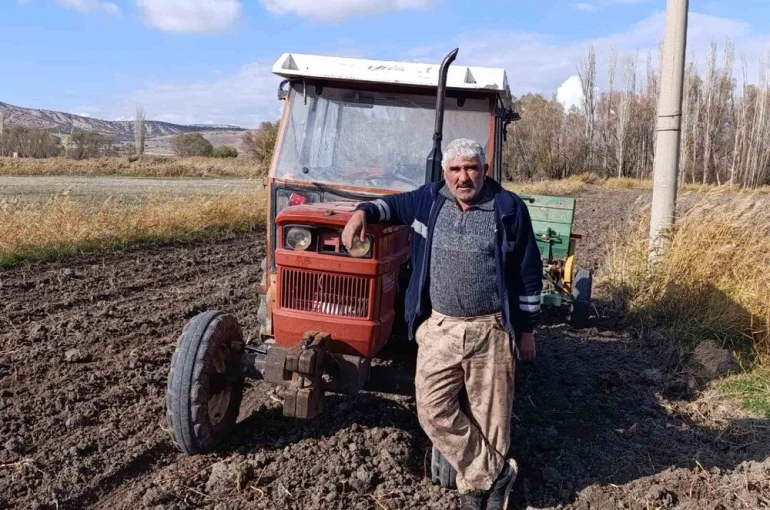 Kıraç toprağı eken çiftçi yağmur için dua ediyor
