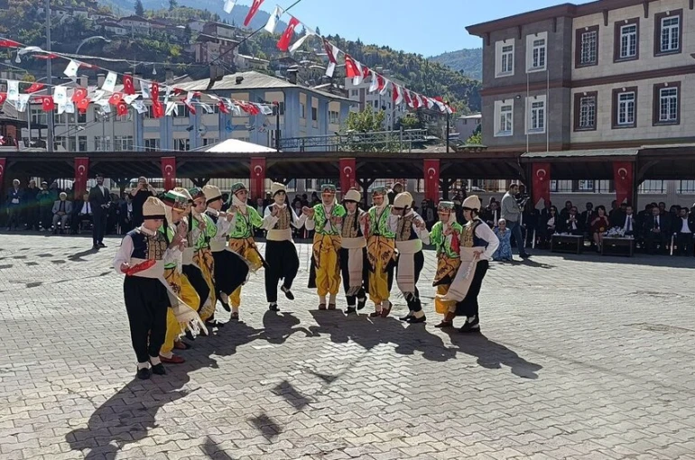 Kırgızistan ve Kazakistanlı sanatçılar Saimbeyli’nin kurtuluş coşkusuna ortak oldu