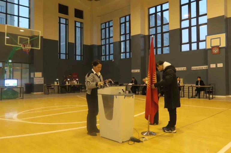 Kırgızistan’da halk erken parlamento seçimleri için sandık başında