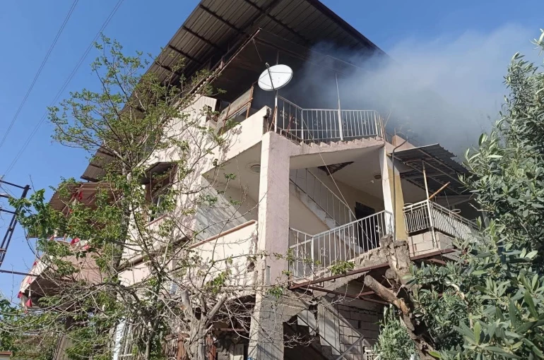 Kırıkhan’da evin terası alevlere teslim oldu