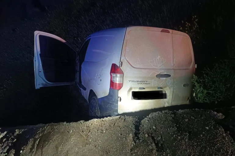 Kırıkhan’da şarampole devrilen hafif ticari aracın sürücüsü yaralandı