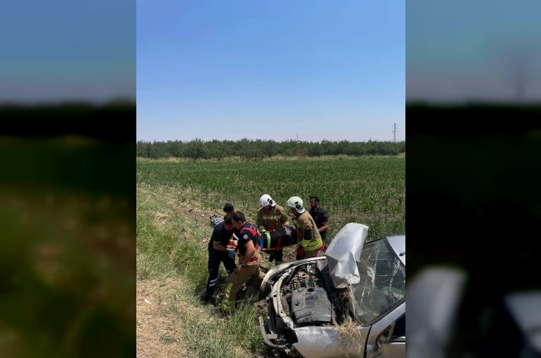 Kırıkhan’da tarlaya uçan otomobilin sürücüsü yaralandı