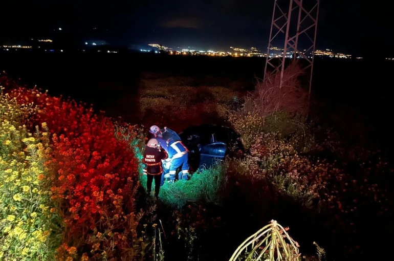 Kırıkhan’da tarlaya uçan otomobilin sürücüsü yaralandı