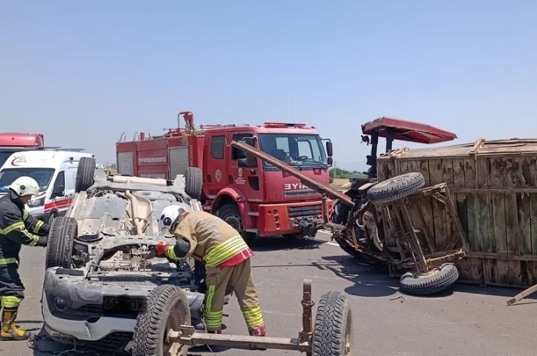 Kırıkhan’da traktörle çarpışan otomobil takla attı: 2 yaralı