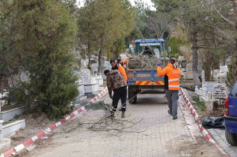 Kırıkkale Belediyesi mezarlıklarda bakım çalışması başlattı