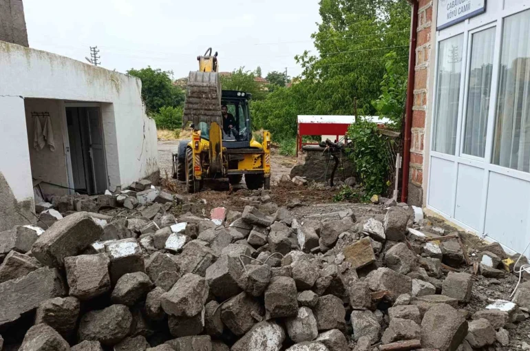 Kırıkkale’de fırtına cami minaresini yıktı