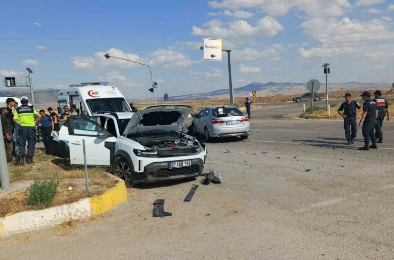 Kırıkkale’de iki otomobil çarpıştı: 6 yaralı