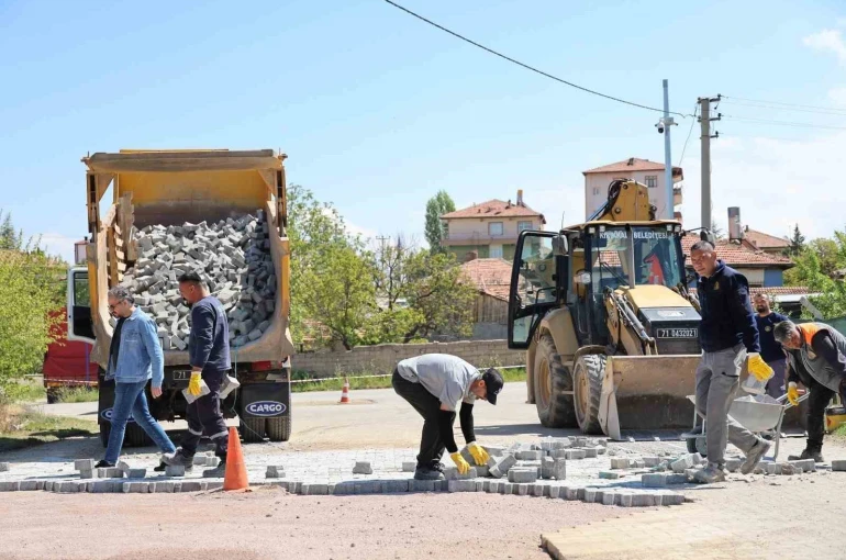 Kırıkkale’de kilit parke ve asfalt çalışmaları sürüyor