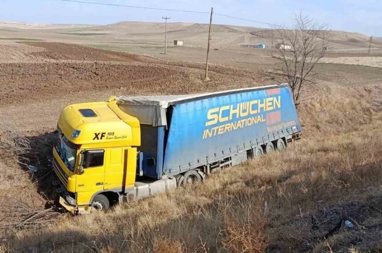 Kırıkkale’de tır devrildi: 1 yaralı