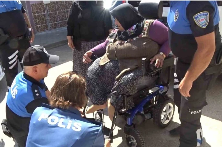 Kırılan tekerlekli sandalyesinin yenisini polis alıp hediye etti