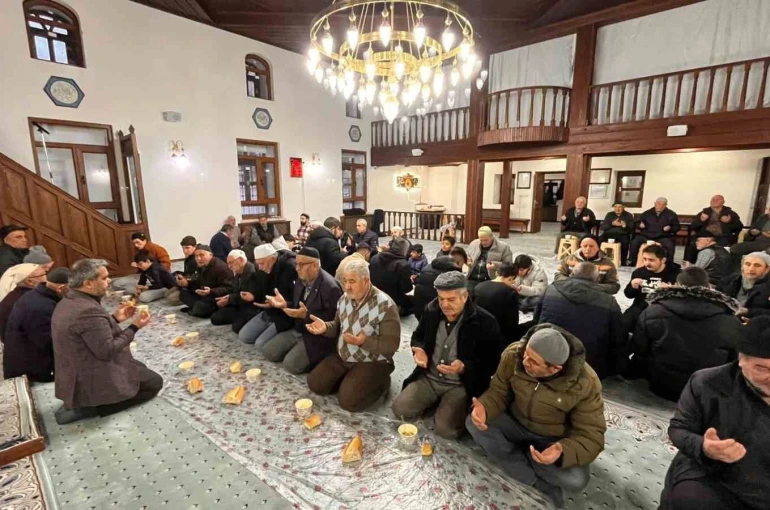 Kırka Mahallesi sakinleri 2026 yılının ilk sabah namazını birlikte kıldı