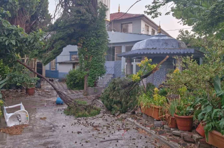 Kırkağaç’ta fırtına hayatı olumsuz etkiledi