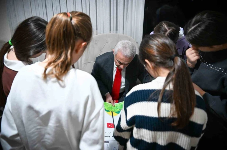 Kırklareli Valisi ve eşi sevgi evlerinde kalan çocuklarla buluştu