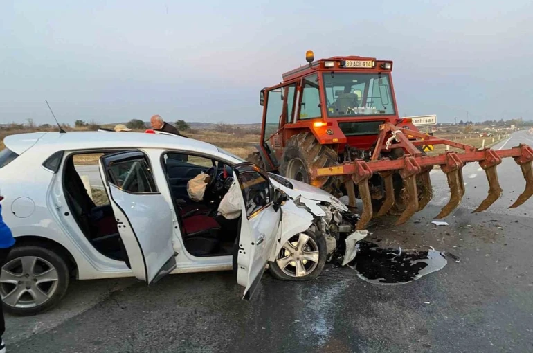 Kırklareli’de traktör ile otomobil çarpıştı: 2 yaralı