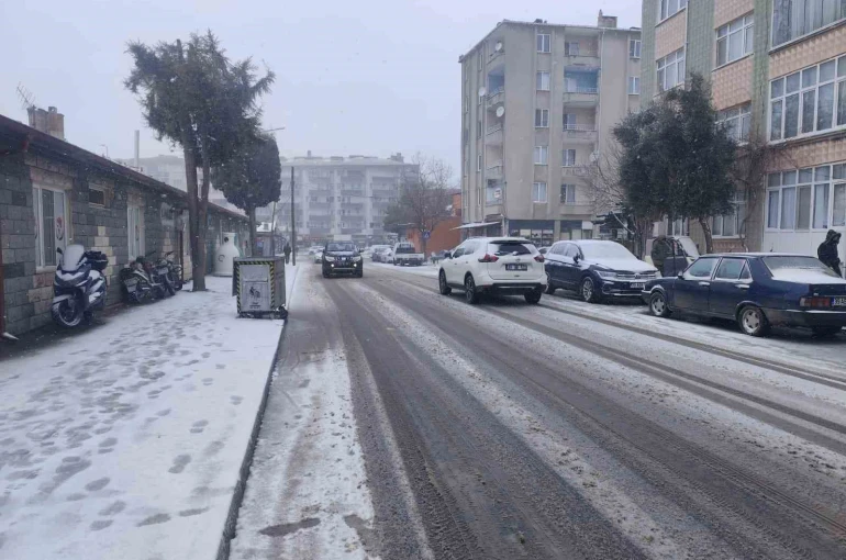 Kırklareli’nde kar yağışı etkisini arttırdı
