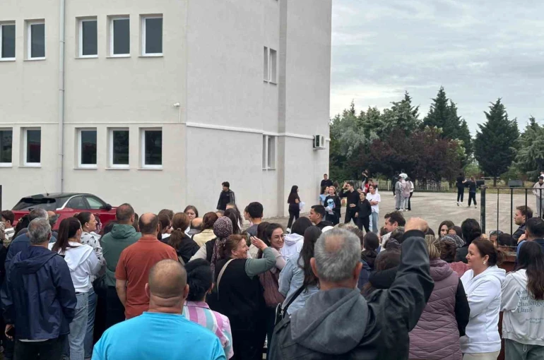 Kırklareli’nde LGS heyecanı: Öğrenciler içeride, aileler dışarıda ter döktü 