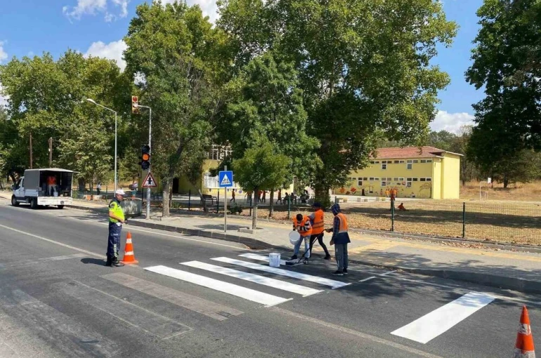 Kırklareli’nde yaya önceliği denetimi: Yaya çizgileri boyandı