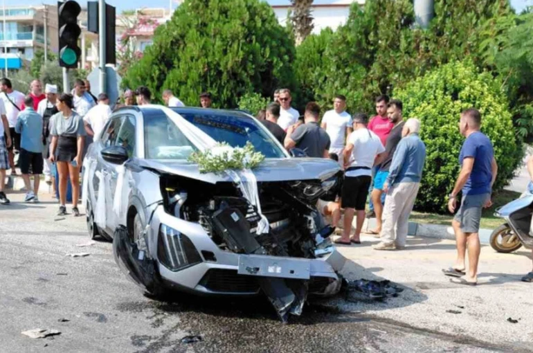 Kırmızı ışık ihlali yapan araç, gelin arabasıyla çarpıştı: 1 yaralı