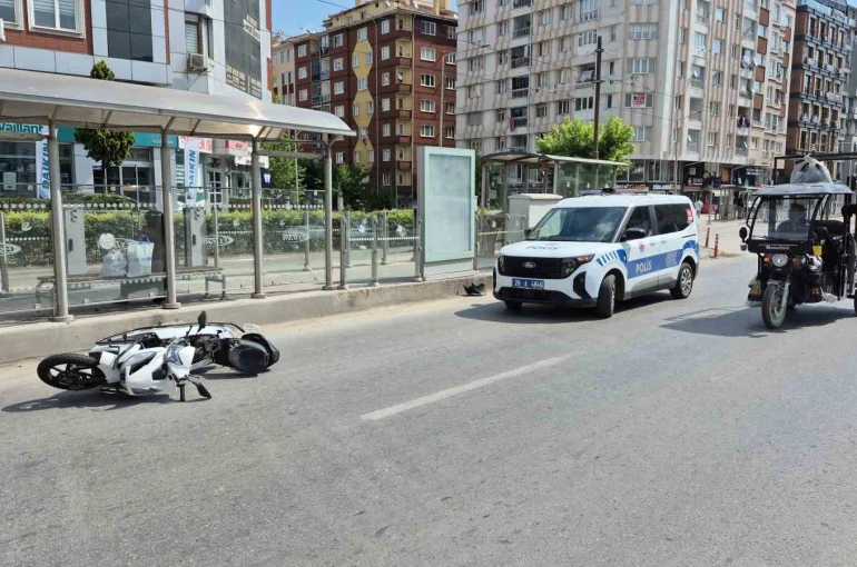 Kırmızı ışık ihlali yapan motosiklet yayaya çarptı: 2 yaralı