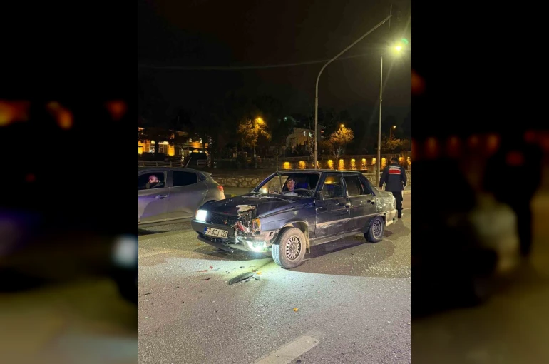 Kırmızı ışıkta bekleyen motosikletli canından oluyordu