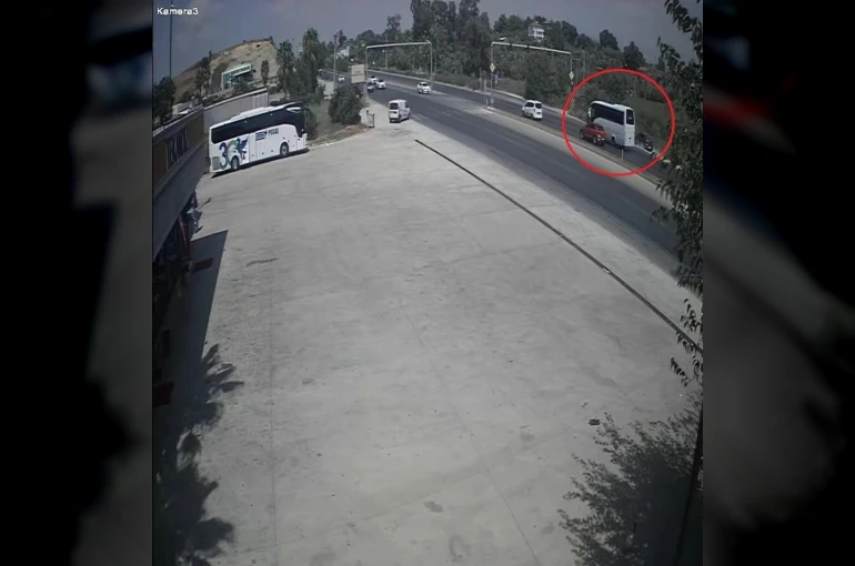 Kırmızı ışıkta duran araçlara çarpmamak için otomobilini şarampole sürdü