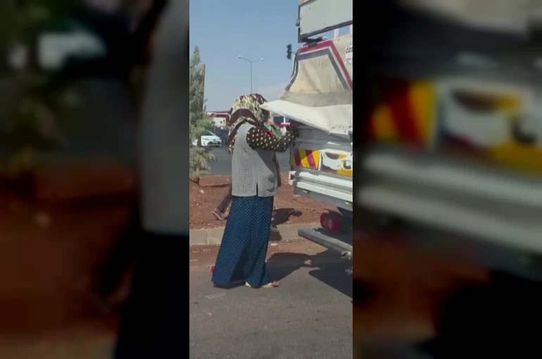 Kırmızı ışıkta duran kamyonetten biber çaldılar