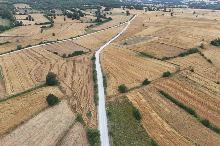 Kırsal mahallenin 40 yıllık asfalt hasreti sona erdi
