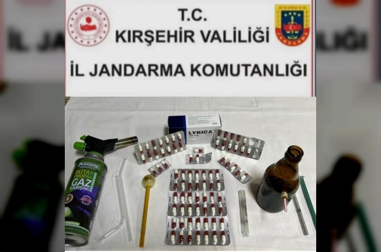 Kırşehir’de jandarma yol kontrolünde uyuşturucu hap ele geçirdi