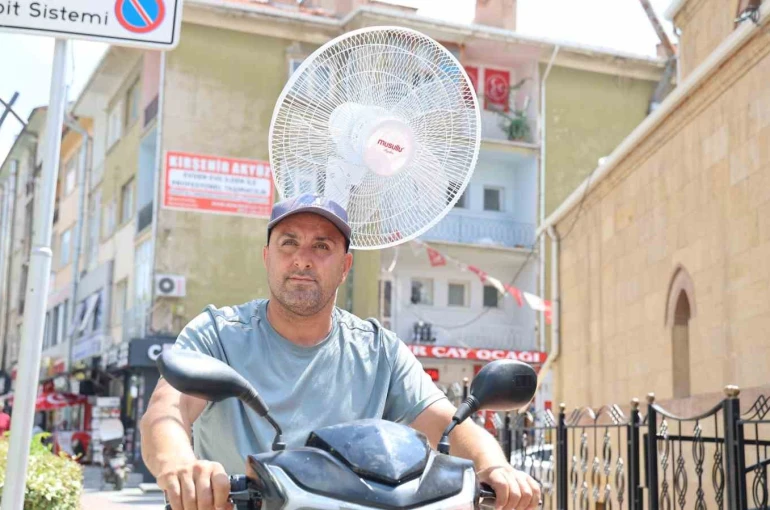 Kırşehir’de sıcaktan bunalan vatandaş, elektrikli motoruna vantilatör taktı