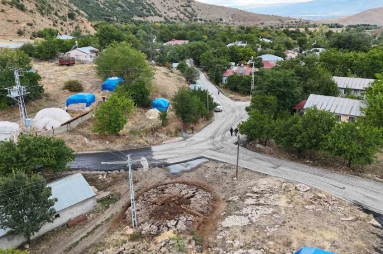 Kış öncesi köy yolları asfalta kavuştu