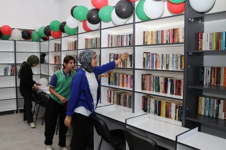 Kitap aşkıyla yola çıktılar, kütüphane kurdular