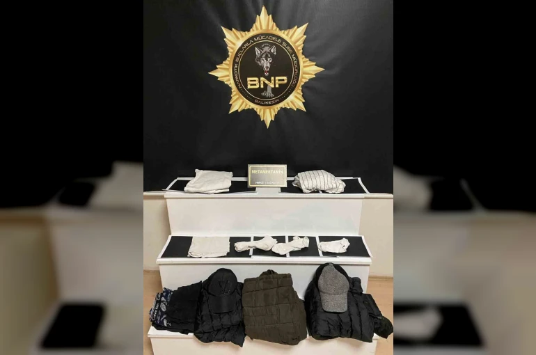 Kıyafete emdirilen uyuşturucu polislerin dikkati sayesinde yakalandı
