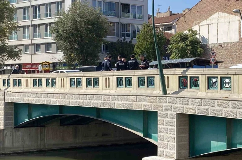 Kız arkadaşı gelince intihardan vazgeçti