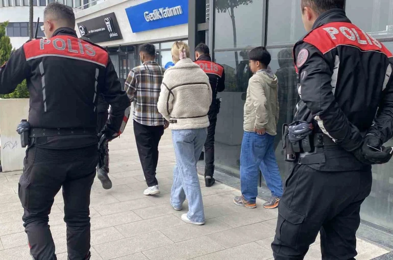 Kız kardeşini kafede bir erkekle görünce ortalığı birbirine kattı