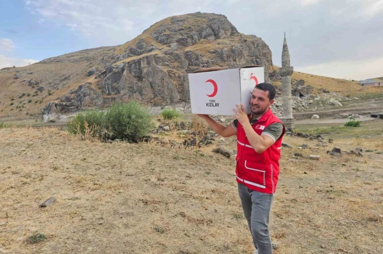 Kızılay gönüllüleri Ağrı’da köy ziyaretleriyle çocukları sevindirdi
