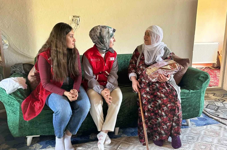 Kızılay gönüllülerinden Anneler Günü ziyareti