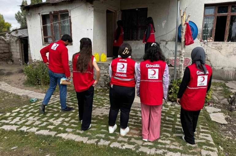 Kızılay Patnos şubesi ihtiyaç sahibi ailelere yardım ulaştırdı